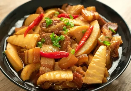 Cách làm thịt kho măng khô đậm đà chuẩn vị