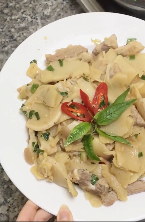 Măng chua thái sẵn xào thịt ba chỉ