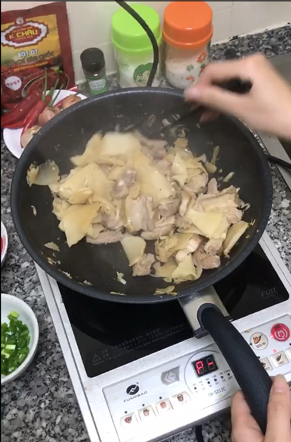 Xào thịt lợn với măng chua